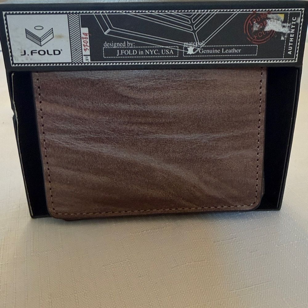 J. FOLD LEATHER CARRIER WALLET.  NEW IN BOX